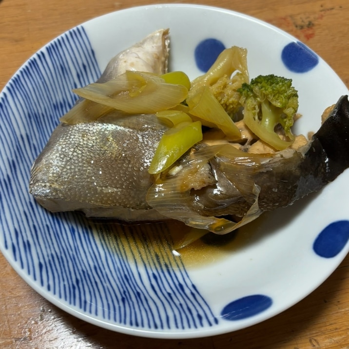 かんぱちのあら煮付け ネギとブロッコリー添え